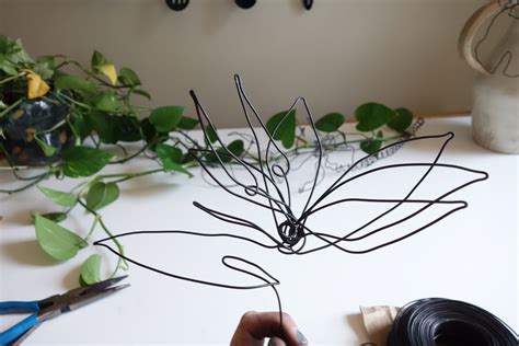 How to Make Wire Flowers: A Journey into the Creative Craft of Floral Arranging